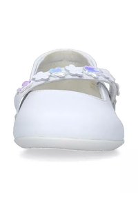 Scarpe da bambino bianche con punta rotonda, dotate di una cinghia decorata con piccoli fiori in bianco e colori iridescenti.