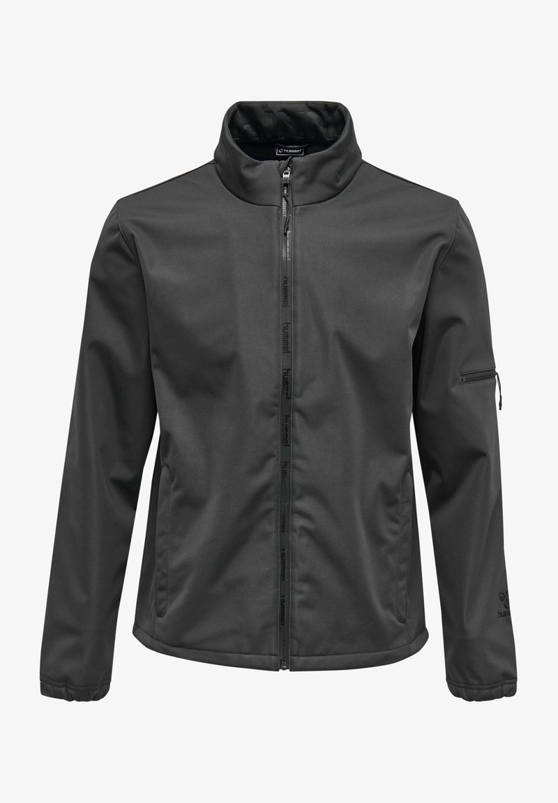 Kurze schwarze Softshelljacke mit hohem Kragen, Frontreißverschluss und Reißverschlusstasche am Ärmel. Verfügt über eine glatte Textur und ein minimalistisches Design.