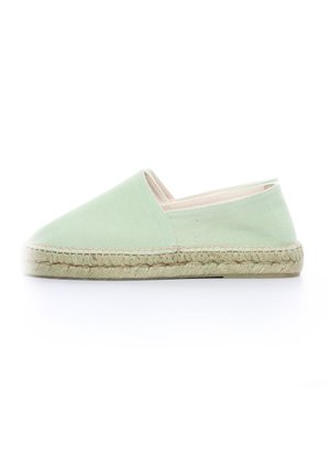 Espadrillas in tela verde con punta chiusa e lati elasticizzati, caratterizzate da una suola in corda di juta naturale e cuciture lungo il bordo.