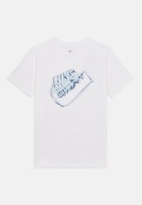 Άσπρο βαμβακερό μπλουζάκι με μπλε λογότυπο Nike σε στιλ με στρώσεις. Λαιμόκοψη στρογγυλή με κοντά μανίκια, μινιμαλιστικός σχεδιασμός, χωρίς σχέδια.