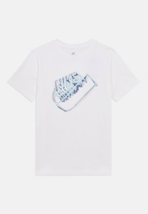 Fehér pamut póló, kék Nike logóval, rétegelt stílusban. Kerek nyakú, rövid ujjú, minimalista kialakítású, mintamentes.