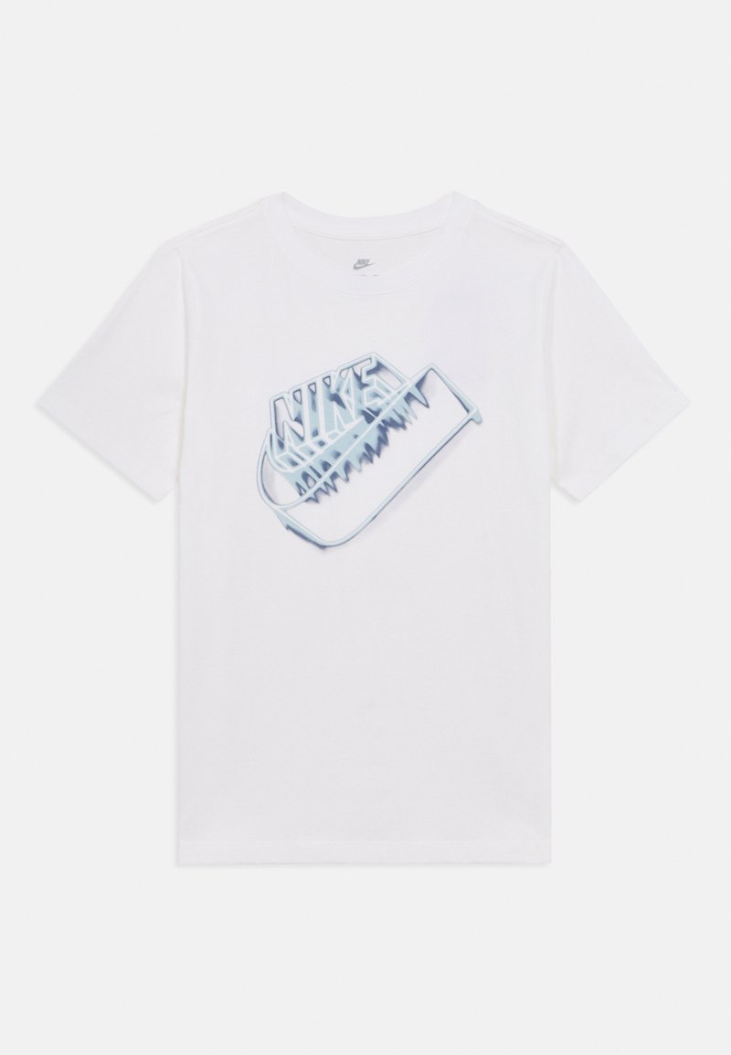 Άσπρο βαμβακερό μπλουζάκι με μπλε λογότυπο Nike σε στιλ με στρώσεις. Λαιμόκοψη στρογγυλή με κοντά μανίκια, μινιμαλιστικός σχεδιασμός, χωρίς σχέδια.