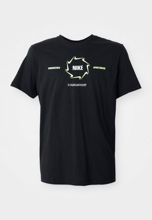 Čierne tričko Nike s bledozeleným swooshom okolo slova "NIKE" a textom "Engineered Sportswear" s drobným textom nižšie.