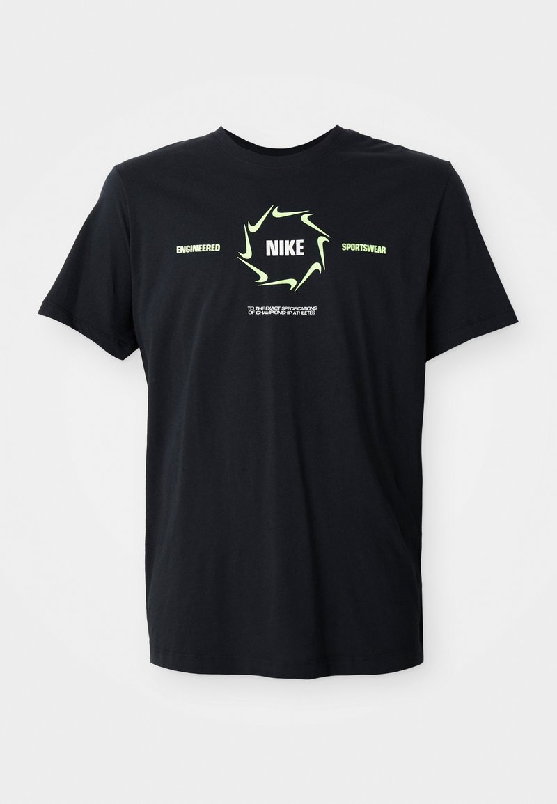 Zwarte Nike T-shirt met een lichtgroene swoosh cirkel rond "NIKE" en de tekst "Engineered Sportswear" met kleinere tekst eronder.