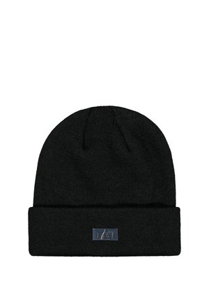 Gorro de invierno negro tejido con ala doblada y un pequeño logotipo rectangular de metal de la marca en el centro delantero.