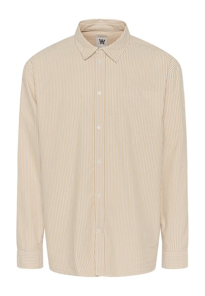 Chemise beige à boutons avec des rayures verticales marron clair, manches longues, col pointu et une poche poitrine. Texture de tissu douce.