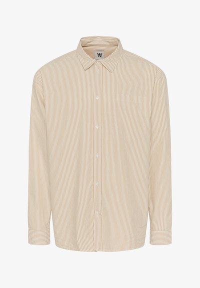 Chemise beige à boutons avec des rayures verticales marron clair, manches longues, col pointu et une poche poitrine. Texture de tissu douce.