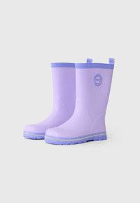 Bottes de pluie en caoutchouc violettes avec une texture lisse, comportant une bande d'accent bleue sur la semelle et un petit logo sur le côté.