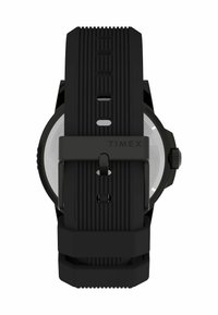 Cinturino in gomma nera con scanalature testurizzate, presenta un retro in acciaio inossidabile con "TIMEX" inciso e un quadrante nero prominente.
