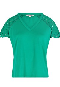 Camiseta verde de cuello en V con mangas cortas, con acentos de diseño de encaje en los hombros. Textura suave y corte relajado. Etiqueta de la marca visible.