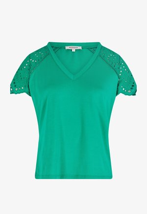 Grøn V-hals t-shirt med korte ærmer og kantede lacedesign detaljer på skuldrene. Glat tekstur og afslappet pasform. Brandmærket synligt.