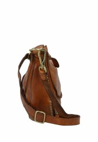 Borsa a spalla in pelle color cuoio con hardware in ottone, una cerniera laterale e borchie decorative lungo la cucitura. Texture morbida e forma arrotondata.