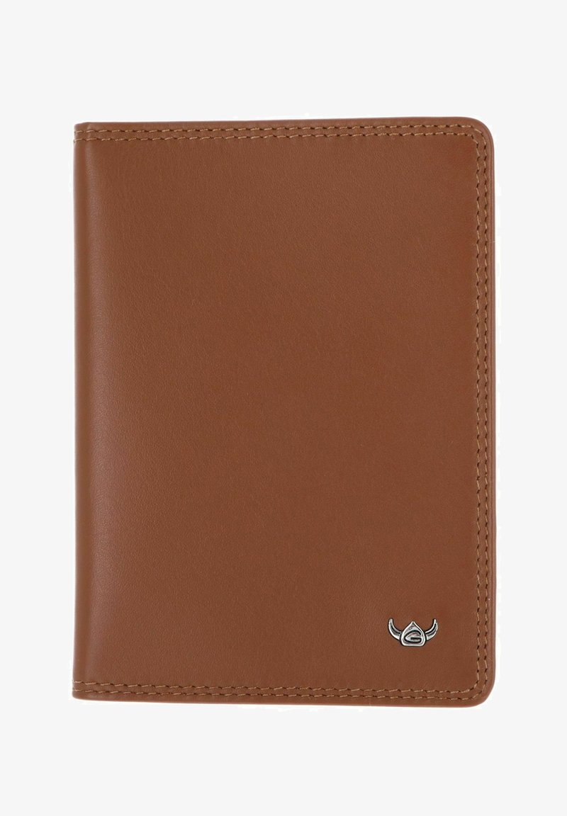 Portefeuille en cuir marron avec des coutures visibles et un petit logo argenté représentant un emblème stylisé avec des cornes dans le coin inférieur droit.