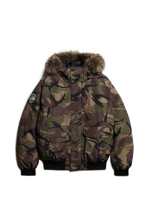 Camo-jas met een met bont gevoerde capuchon, twee voorzakken, elastische manchetten en een zwarte zoom. Gemaakt van een gestructureerde, groenbruine stof met donkere accenten.
