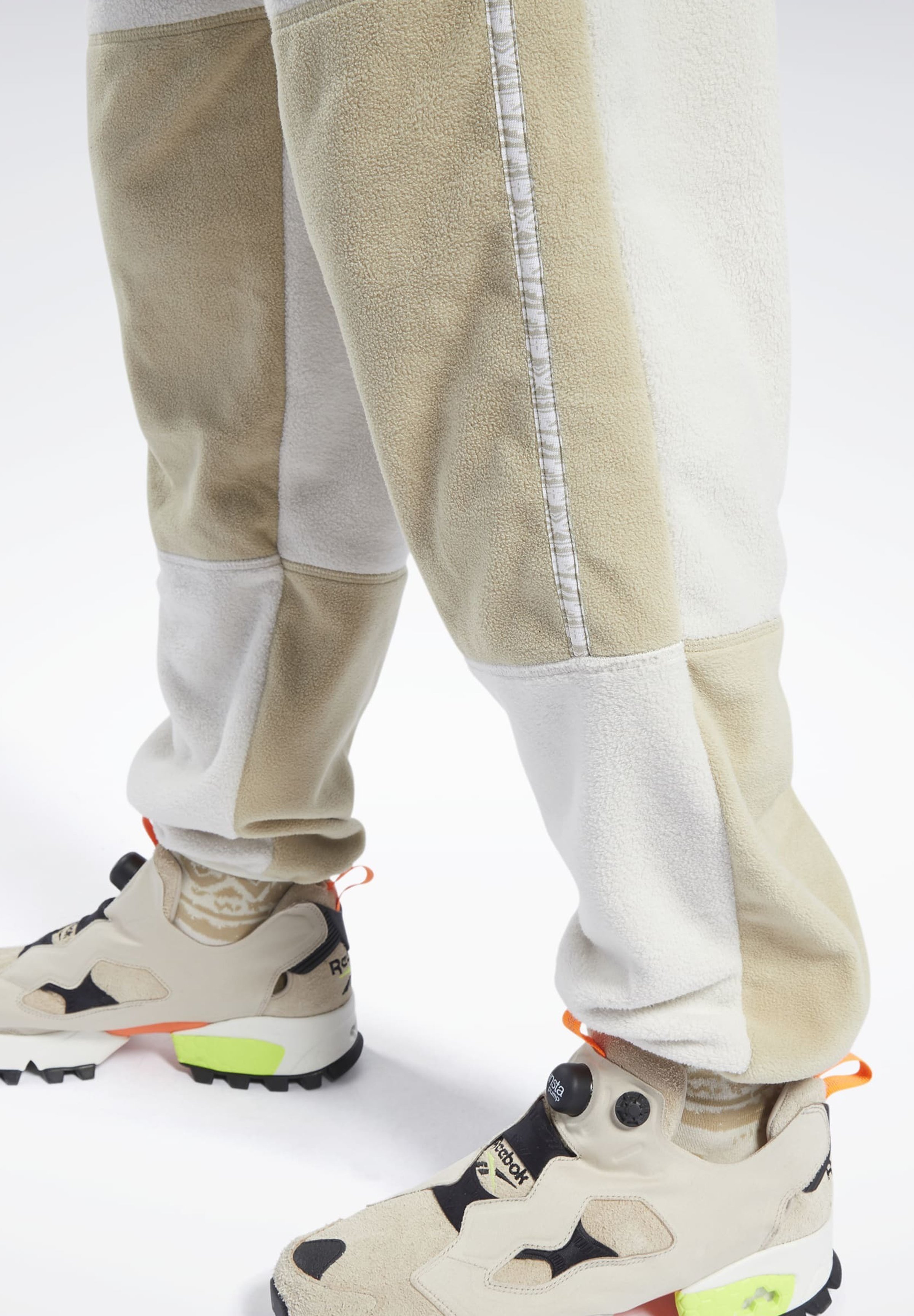Reebok Classic CLASSICS WINTER ESCAPE FLEECE JOGGERS - Jogginghose -  white/beige - Zalando.de