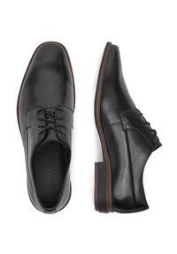 Melni ādas kleitu apavi ar gludu virsmu, noapaļotu purngalu un auklu dizainu. Iezīmējas ar nedaudz sakrautām brūnām papēžiem un smalku dūrienu.