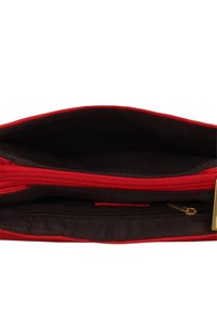 Clutch rossa con zip, esterno liscio, interno foderato e una tasca nera aggiuntiva con zip per l'organizzazione.