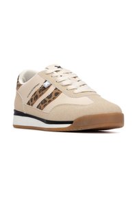 Zapatillas beige con acentos de estampado de leopardo, parte superior de ante, entresuela blanca, franja negra y suela de goma; presentan cordones redondos y detalle de logo.