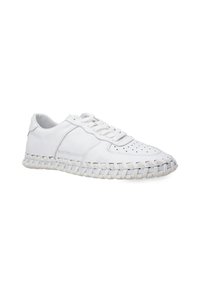 Weißes Leder sneaker mit durchlöchtem Zeh, strukturierten Seitenpaneelen und geflochtener Gummisohle. Verfügt �über flache Schnürsenkel und ein minimalistisches Design.
