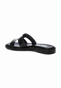 Chanclas negras con diseño de tiras cruzadas, material sintético suave, suela de perfil bajo y plantilla acolchada para mayor comodidad.