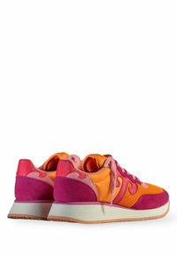 Sneakers multicolori con una combinazione di arancione, rosa e viola. Tessuto morbido, dettagli in suede e una spessa suola bianca con fondo testurizzato.