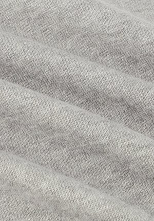 Grijze gebreide stof met een zachte textuur en subtiele variaties in tint, met een reeks lichte golfpatronen over het oppervlak.