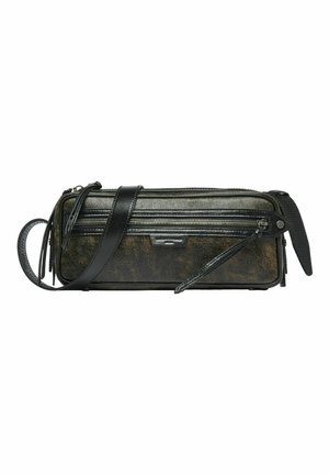 Bolso cruzado de cuero desgastado verde oscuro con ribete negro, correa larga ajustable y bolsillo delantero con cremallera visible.