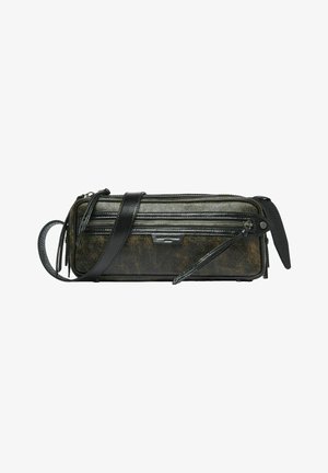 Sac bandoulière en cuir usé vert foncé avec garniture noire, longue sangle ajustable et poche avant zippée visible.