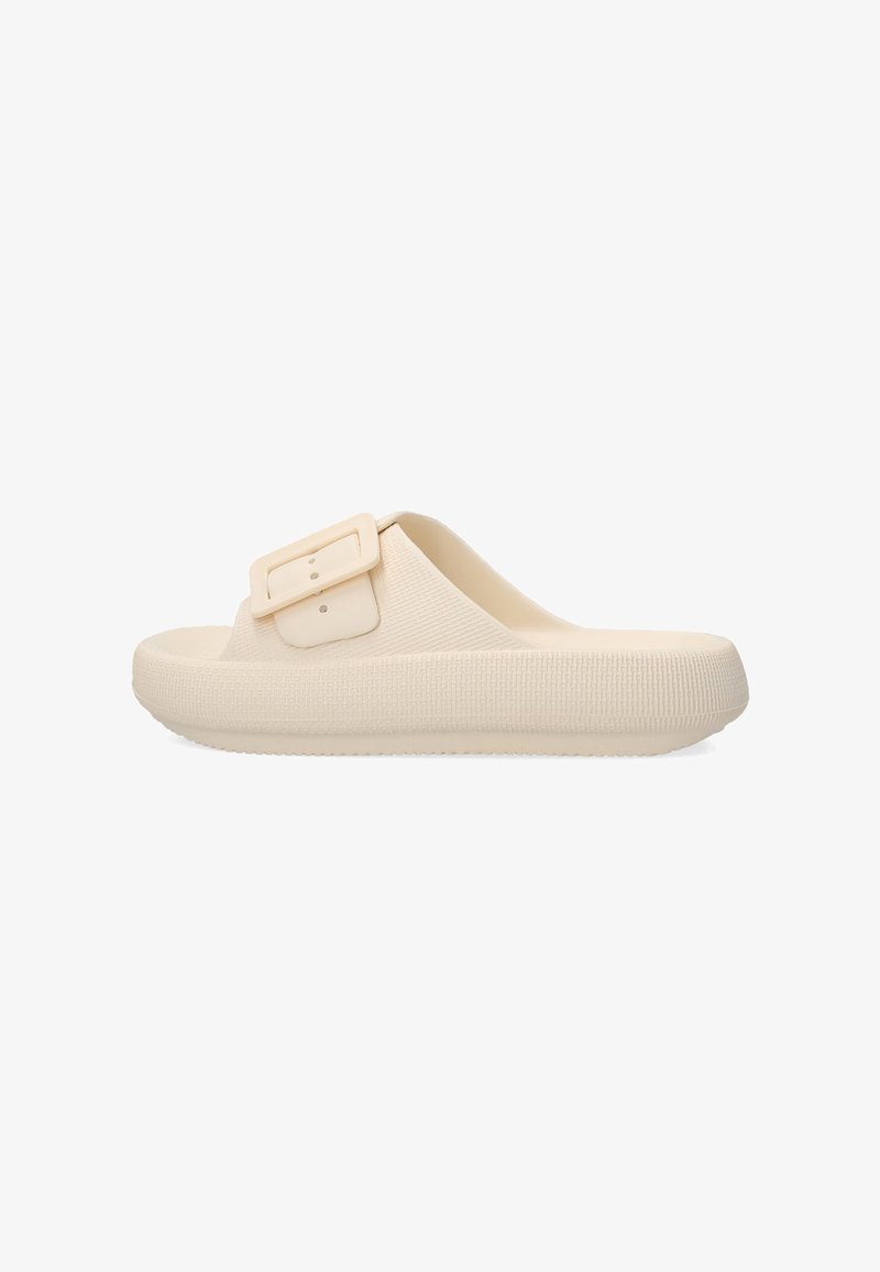 Beige slidesandal lavet af tekstureret gummi, med en bred rem og et rektangulært spænde som accent og en tykkere, mønstret sål.