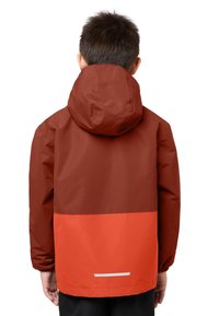 Waterdichte jas met een bruine bovenkant en een oranje onderkant, voorzien van een capuchon, elastische manchetten en een reflecterende strook aan de onderrand.