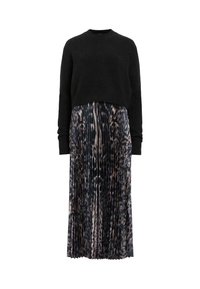 Pull court noir à manches longues associé à une jupe midi plissée taille haute avec un motif léopard foncé.