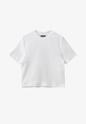 Bela bombažna kratka majica s kratkimi rokavi, okroglim ovratnikom in sproščenim krojem. Gladka tekstura, brez vidnih vzorcev ali dodatkov.