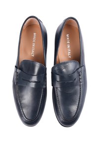 Mocassini in pelle blu navy con punta arrotondata, cuciture decorative e una fascia rialzata sulla tomaia. L'interno presenta un'etichetta "MADE IN ITALY".