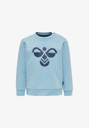 Lichtblauwe sweatshirt met marineblauw grafisch ontwerp, ronde hals, geribbelde manchetten en zoom. Heeft drukknoopsluiting op de schouder voor gemakkelijk aan- en uitrekken.