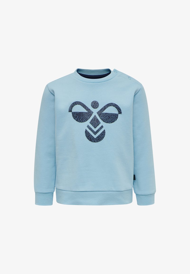 Lyseblå sweatshirt med marineblåt grafisk design, rund hals, ribbede manchetter og kant. Har trykknapper på skulderen for nem påklædning.