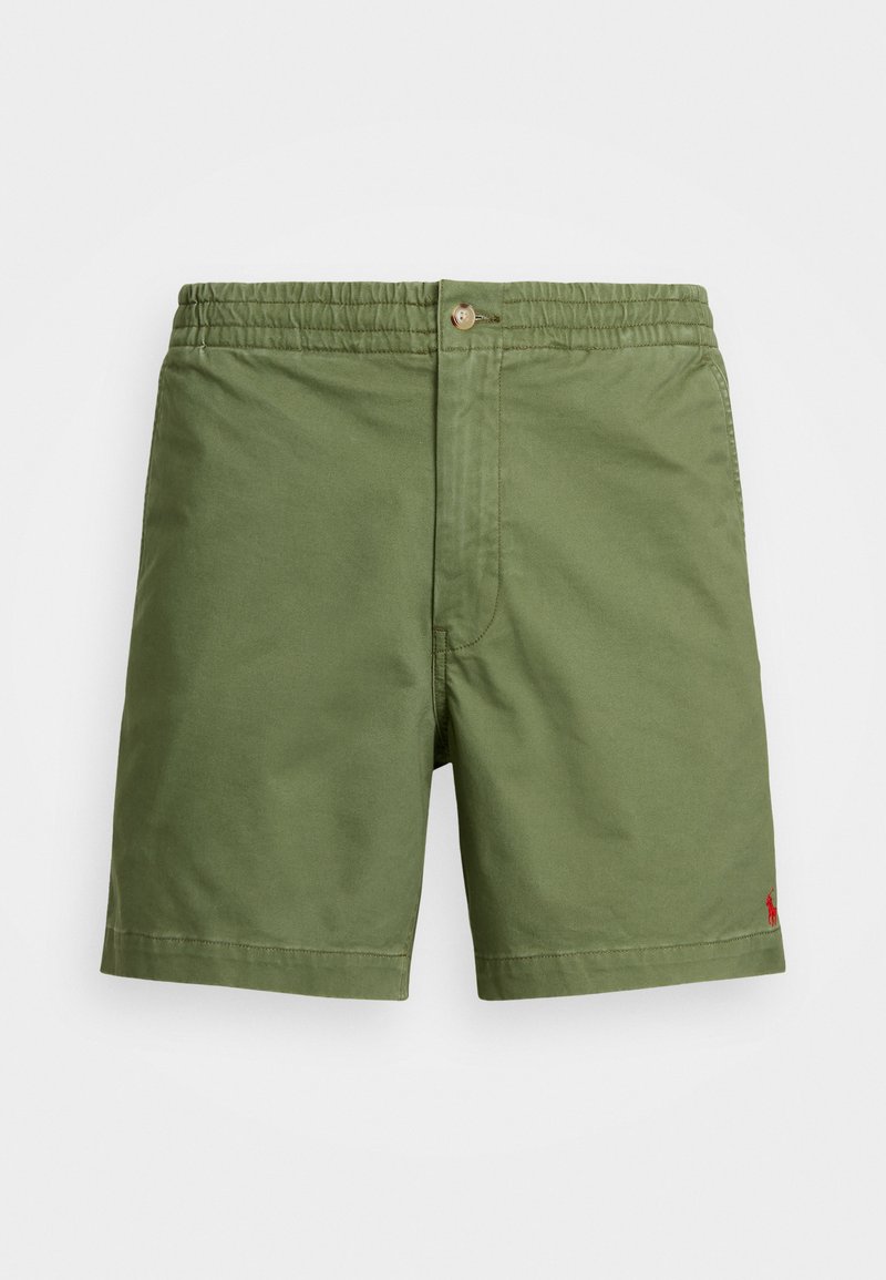 Grüne Baumwollshorts mit elastischem Bund, Knopfverschluss und roten Logodetails am Saum. Glatte Textur, klassischer Schnitt.