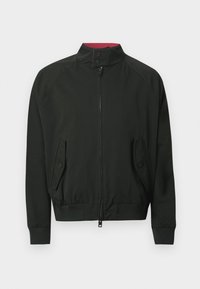 Sort bomberjakke med stand-up krave, frontlynlås og to sidelommer. Har ribstrikkede manchetter og kant samt en kontrastfarvet foring.