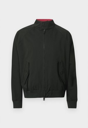 Zwarte bomberjack met staande kraag, ritssluiting aan de voorkant en twee zijzakken. Heeft geribbelde manchetten en zoom, met een contrasterende binnenkleur.