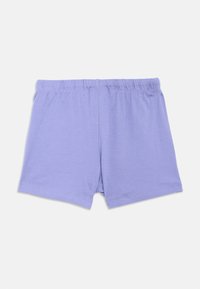 Ανοιχτό μωβ σορτς από απαλό ύφασμα. Ελαστική μέση, απλός σχεδιασμός και ραμμένα τελειώματα. Χωρίς σχέδια ή εμφανείς μεταλλικές λεπτομέρειες.