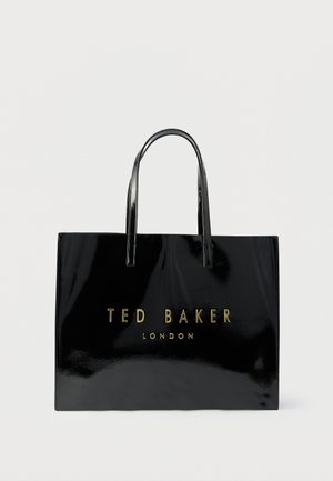 Svart skinnveske i lakkskinn med to håndtak, med preget gulltekst "TED BAKER LONDON" foran. Jevn overflate.