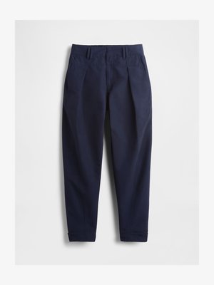 Tmavě modré kalhoty s hladkou texturou, s předním řasením, dvěma bočními kapsami a ohrnutými lemy. Elastický pas pro pohodlí.