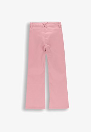 Różowe spodnie o prostych nogawkach z szlufkami na pasek, wiązaniem w talii z tyłu i przeszyciami, widziane od tyłu na białym tle.