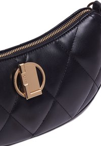 Borsa a tracolla in pelle nera con design trapuntato, zip color oro e chiusura circolare attaccata alla parte anteriore per una chiusura sicura.
