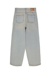Jasnoniebieskie dżinsy o luźnym kroju, z dwoma naszytymi kieszeniami z tyłu oraz brązową metką w pasie. Tkanina ma miękkie, teksturowane wykończenie.