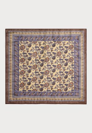 Ein floral gemusterter Schal mit einem cremefarbenen Hintergrund, blauen Rändern und braunen Akzenten. Das Design umfasst aufwändige Blumen und Blätter.