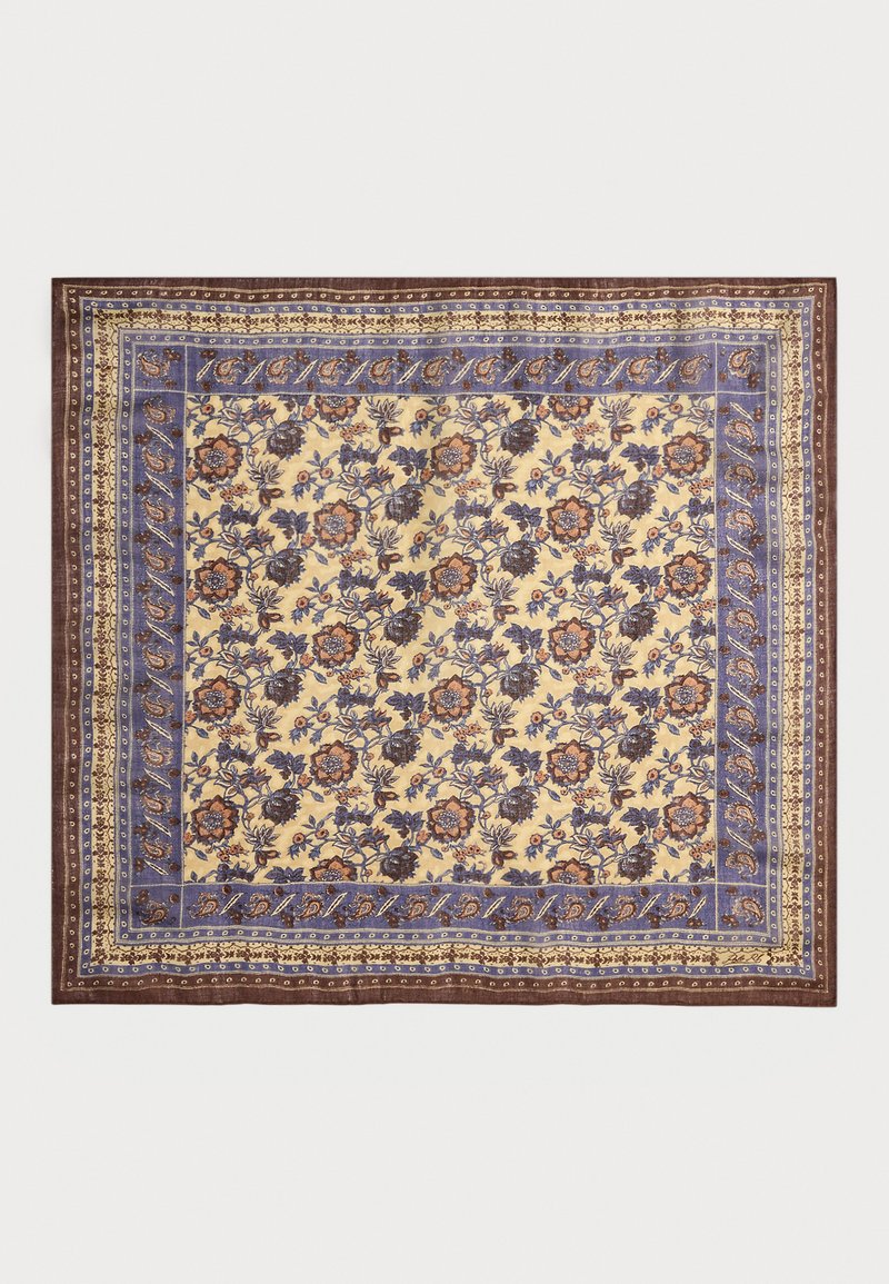 Ein floral gemusterter Schal mit einem cremefarbenen Hintergrund, blauen Rändern und braunen Akzenten. Das Design umfasst aufwändige Blumen und Blätter.