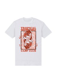 Hvid bomulds t-shirt med et rødt grafisk tryk af to karper omkranset af vandmotiver og teksten "TROPISK VANDVERDEN LEJRKLUB".