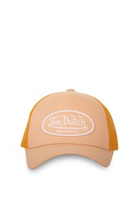 Gorra de camionero de tela melocotón con lados de malla naranja. Presenta un logo bordado en blanco que dice "Von Dutch CALIFORNIA" en la parte delantera.