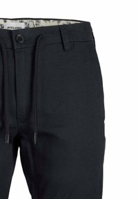 Pantaloni neri realizzati in tessuto leggero, con vita regolabile tramite cordoncino, bottone frontale e una fodera interna con motivo.