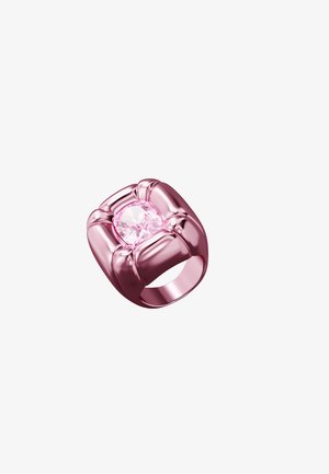 Anello in oro rosa con un grande gioiello rosa a forma di cuscino, montato su una fascia quadrata scolpita e imbottita.